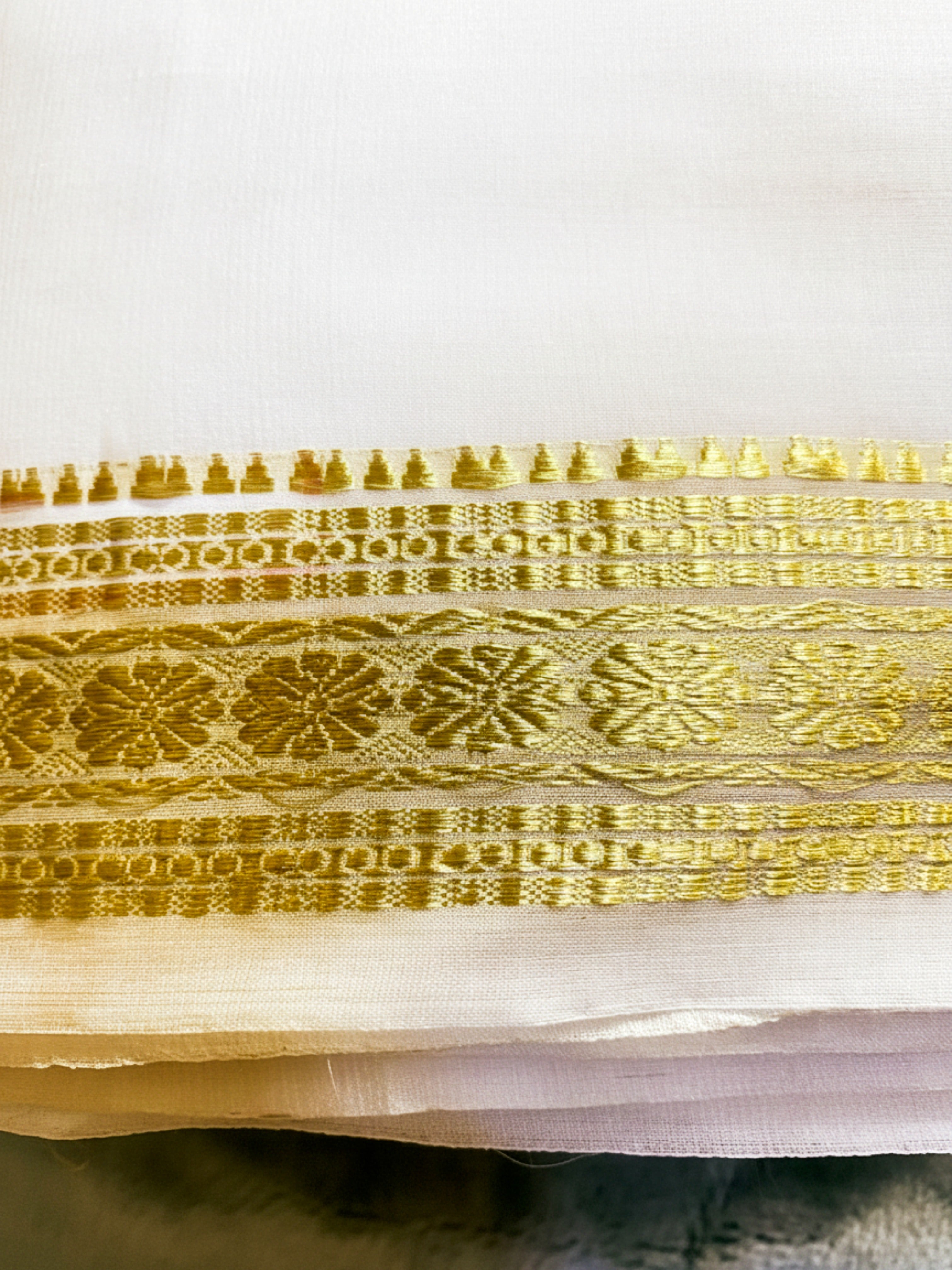 Exquisite Pure Bengaluru Silk Crepe Saree with Rudrakshi Gold Border