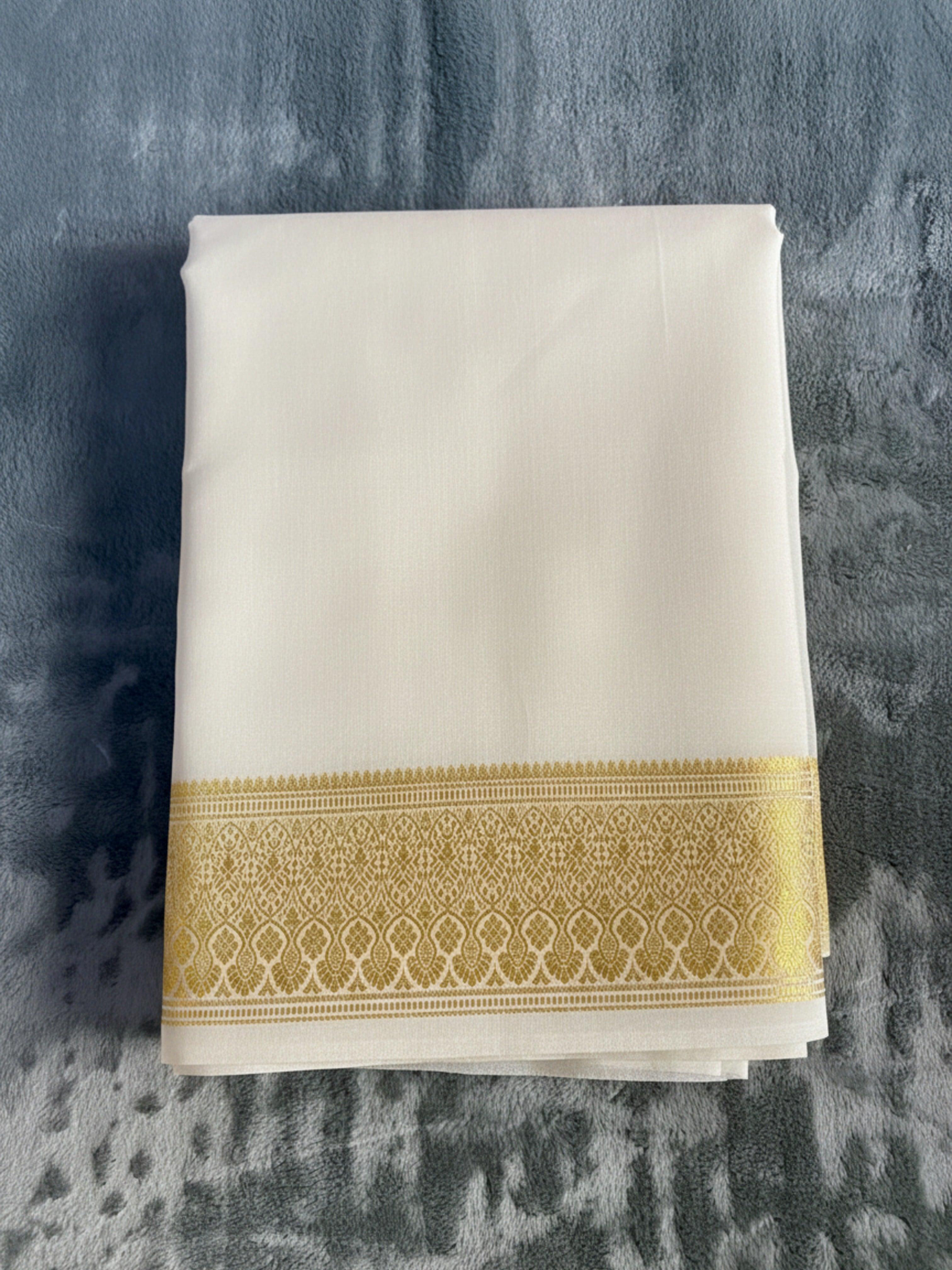 Exquisite Pure Bengaluru Silk Crepe Saree with Intricate Gold Zari Border