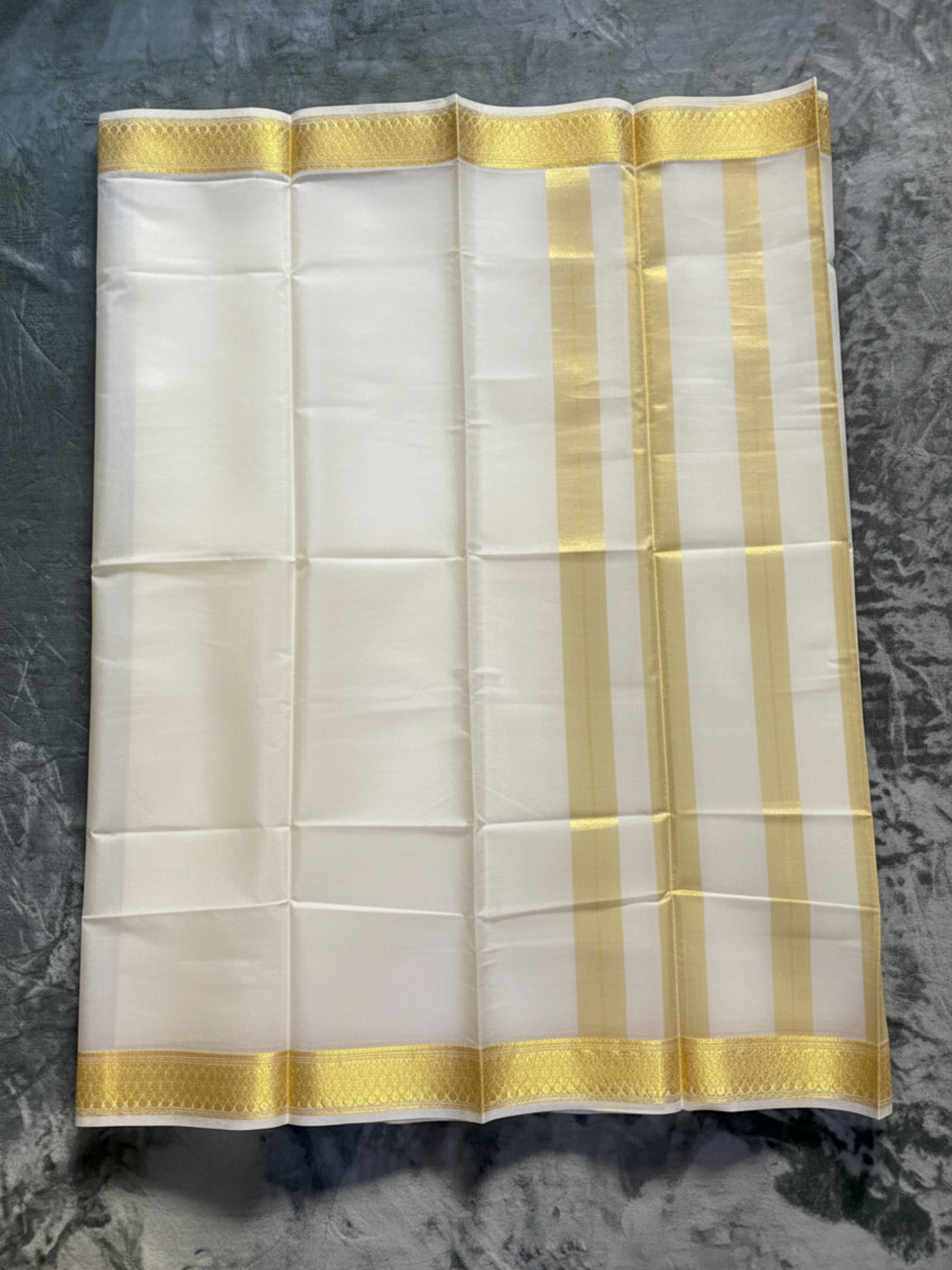 Exquisite Pure Bengaluru Silk Crepe Saree with Intricate Gold Zari Border