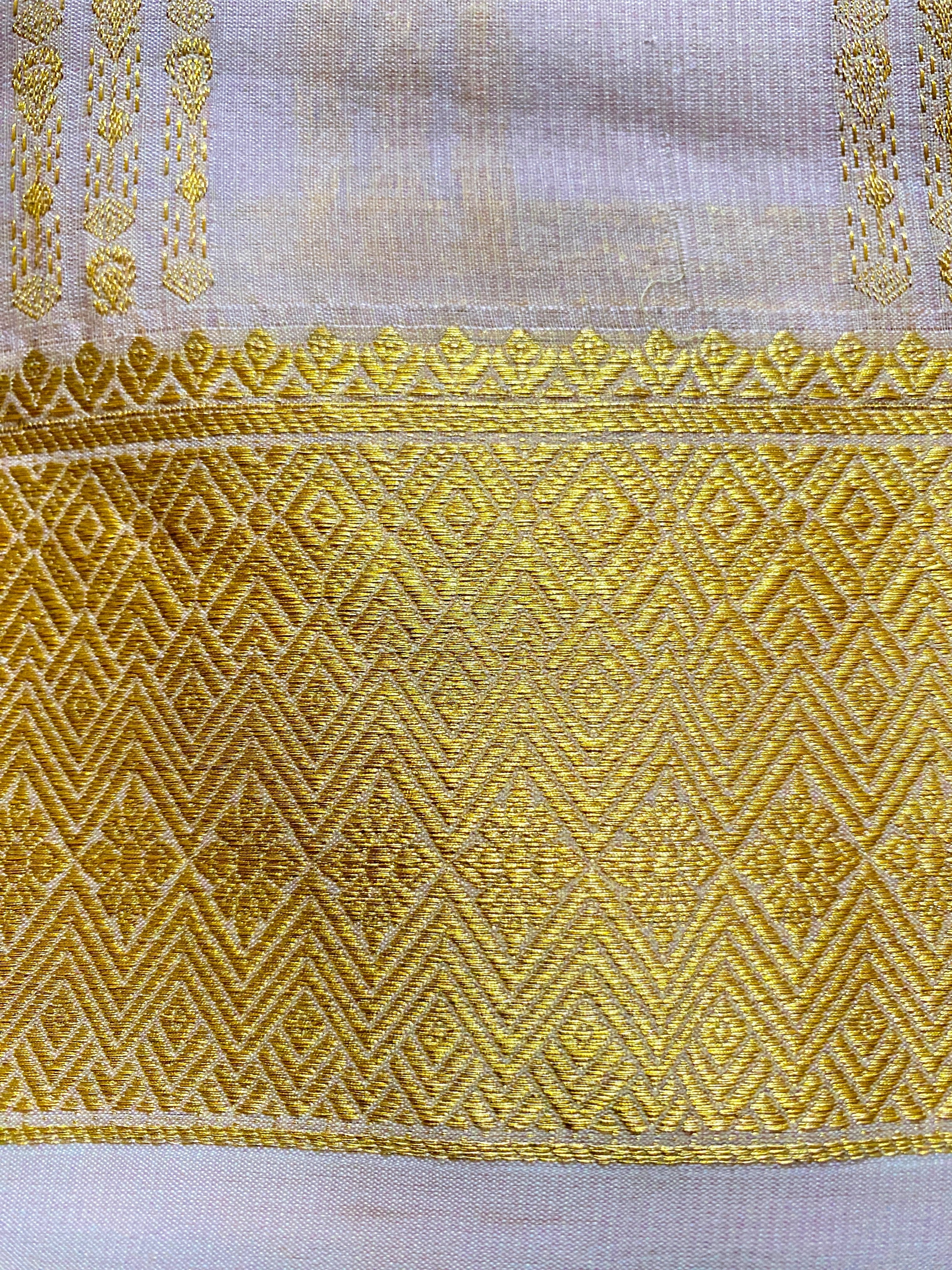 Exquisite Pure Bengaluru Silk Crepe Saree: Rich Pallu Intricate Motifs.