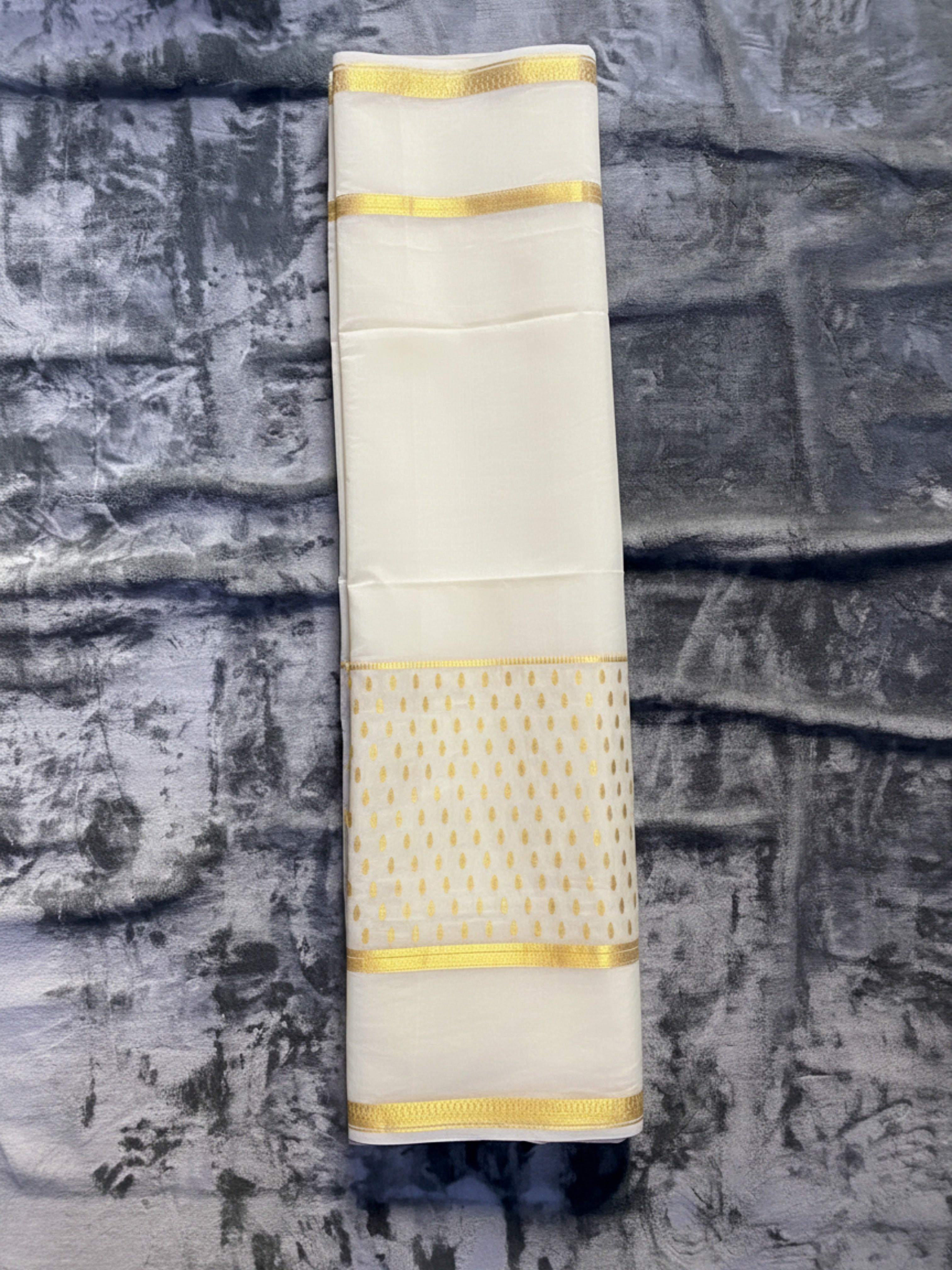Exquisite Pure Bengaluru Silk Crepe Saree with Golden Zari Bentex Border | Patterned Drops